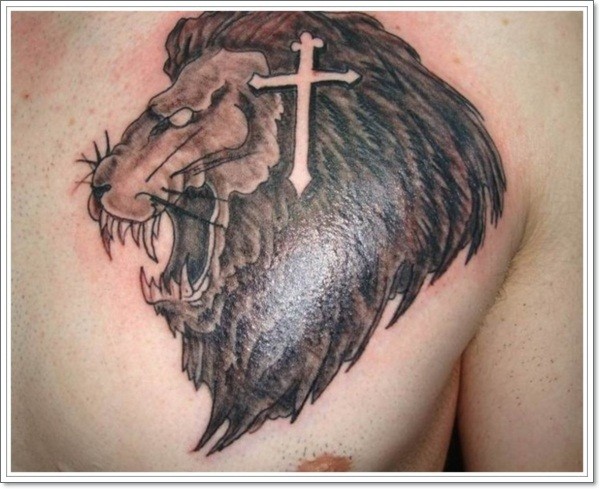 胸部十字架和狮子头纹身图案