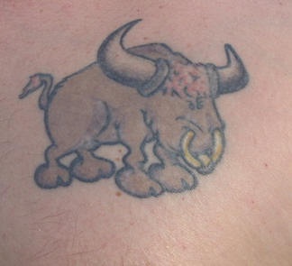 卡通公牛纹身图案