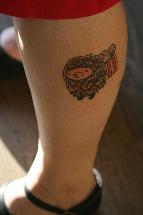 小腿可爱卡通刺猬和蛋糕纹身图案