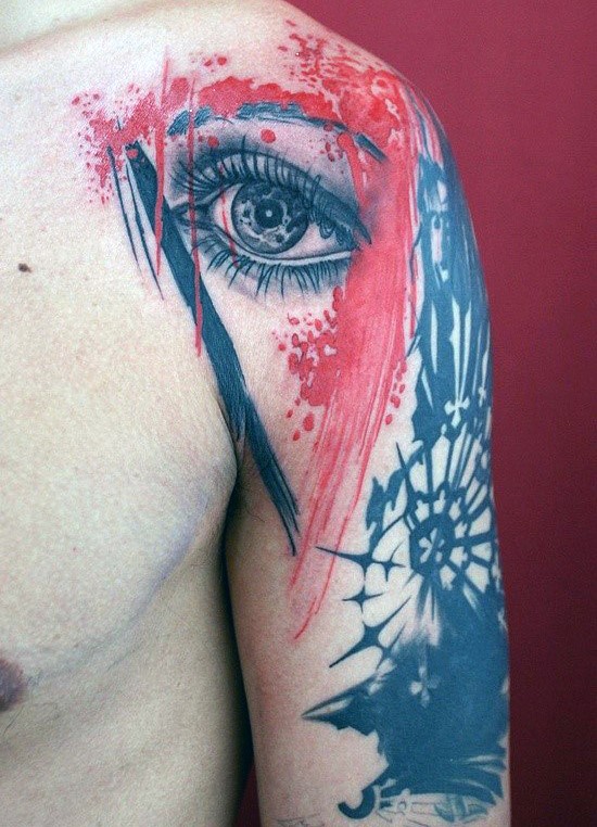 肩部写实的女人眼睛和黑色与红色泼墨纹身图案