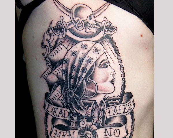 侧肋old school海盗女人肖像与字母纹身图案