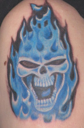 骷髅和蓝色火焰纹身图案