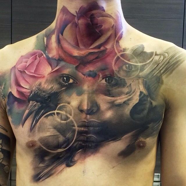 胸部神秘的女人肖像结合乌鸦和玫瑰纹身图案