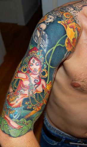 手臂佛教神像和花朵纹身图案