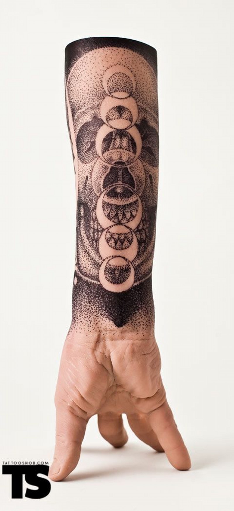 手臂黑色点刺骷髅与月亮纹身图案