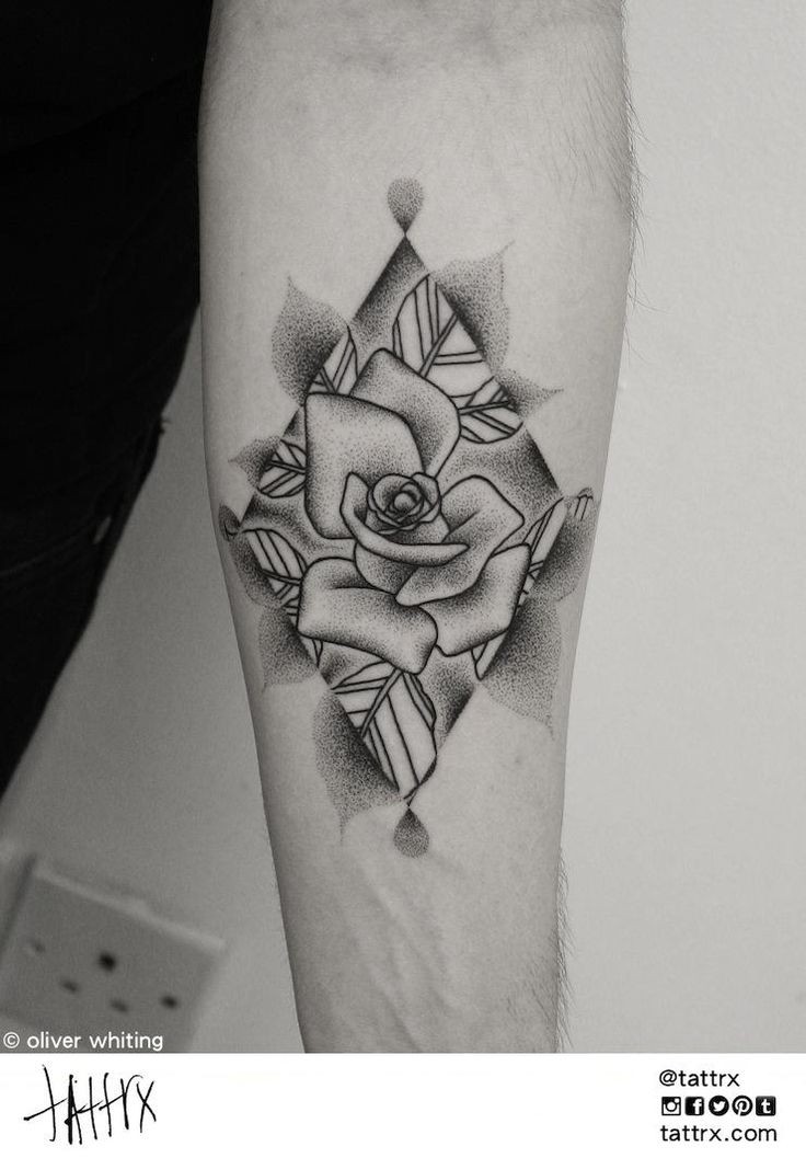 手臂黑灰点刺几何图形与玫瑰纹身图案