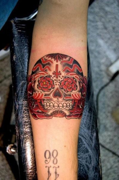 手臂黑色和红色的骷髅纹身图案