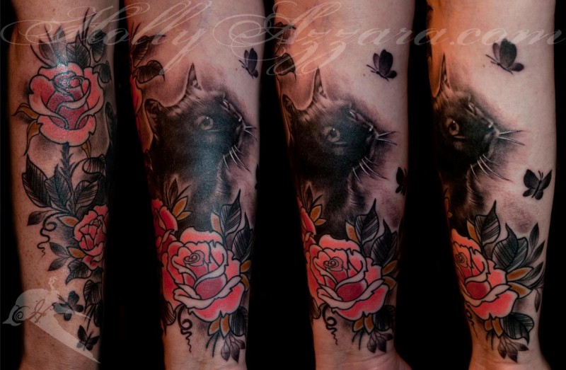 手臂可爱的猫与花朵和蝴蝶纹身图案