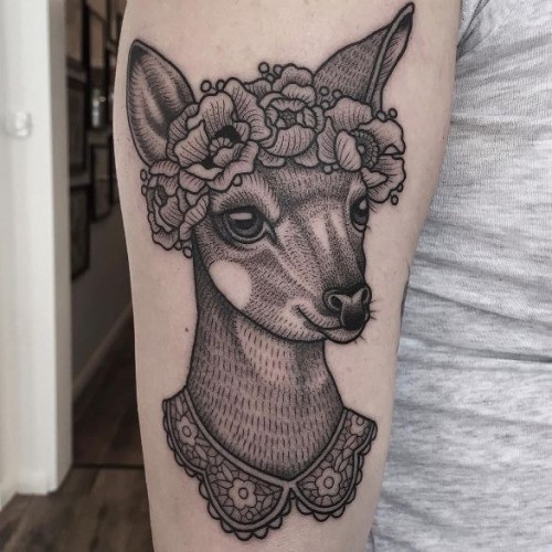 大臂有趣黑灰人像鹿与花朵纹身图案