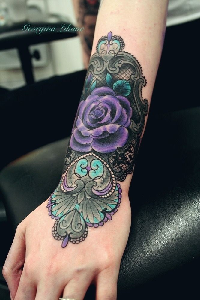 手腕彩色漂亮的花朵纹身图案