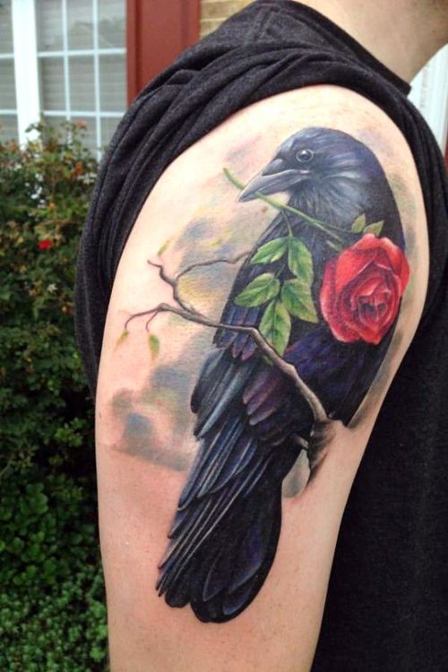 大臂华丽的黑乌鸦与红玫瑰逼真纹身图案
