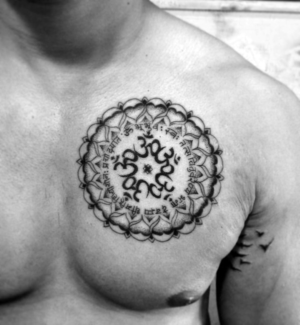 胸部圆形的印度字符黑色纹身图案