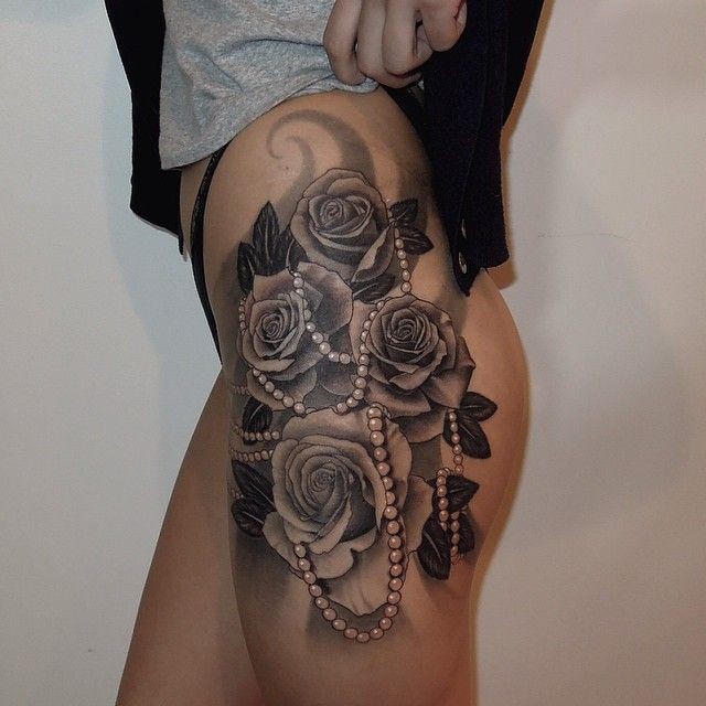 写实的黑色珍珠与玫瑰大腿纹身图案