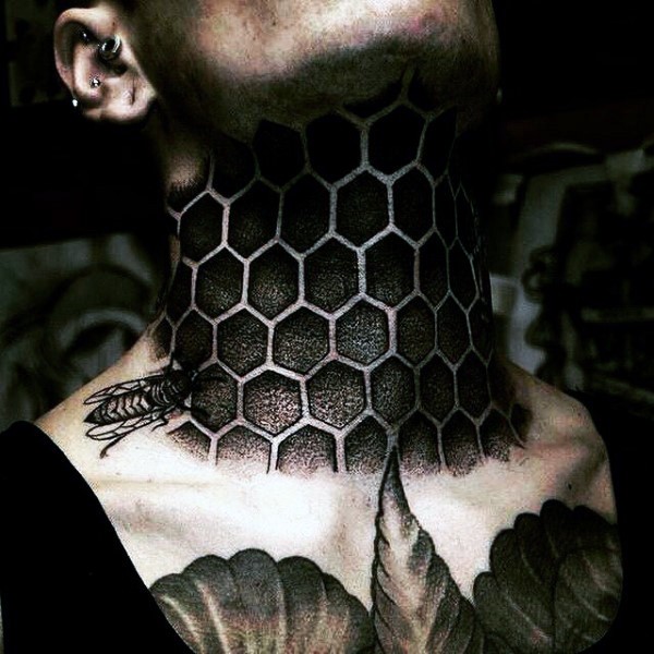 颈部有趣的黑色蜂巢纹身图案