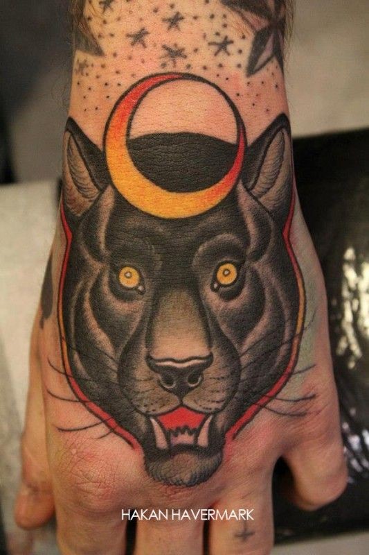 手背黑豹头和月亮纹身图案