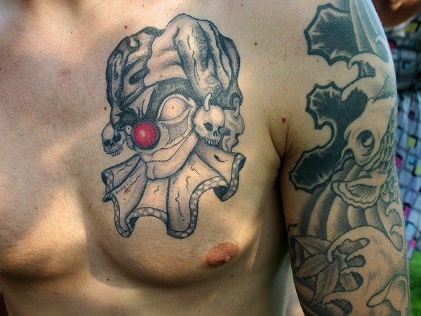 胸部可怕的小丑与红鼻子骷髅纹身图案