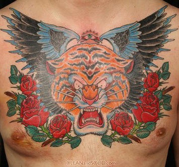 胸部有翅膀的老虎和玫瑰纹身图案