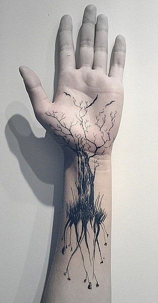 手腕个性的黑色孤独树与小鸟纹身图案
