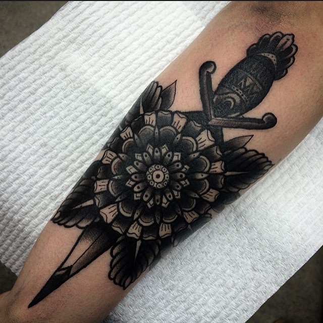 手臂点刺风格黑色花朵匕首纹身图案