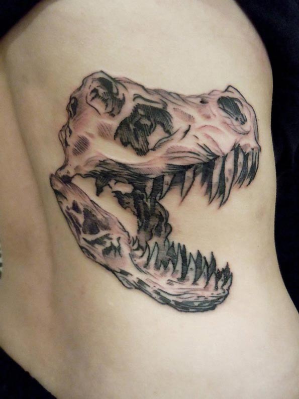 侧肋雕刻风格黑色的恐龙头骨纹身图案