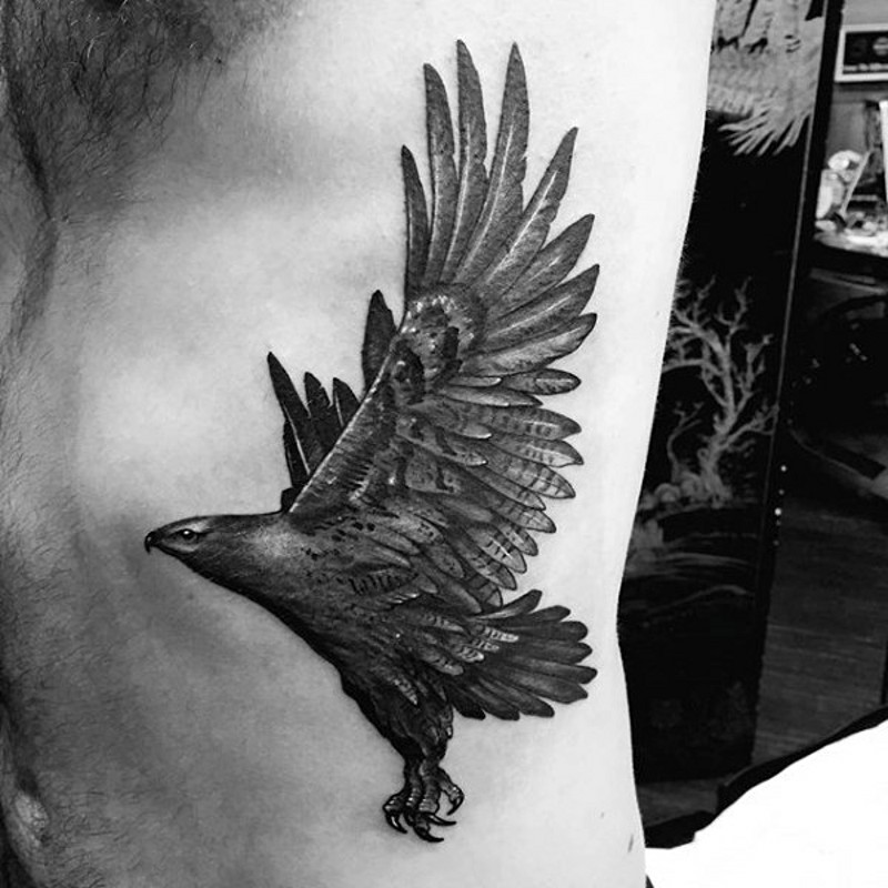 侧肋雕刻风格黑色个性的鹰纹身图案