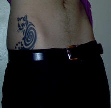 螺旋黑猫腰部纹身图案