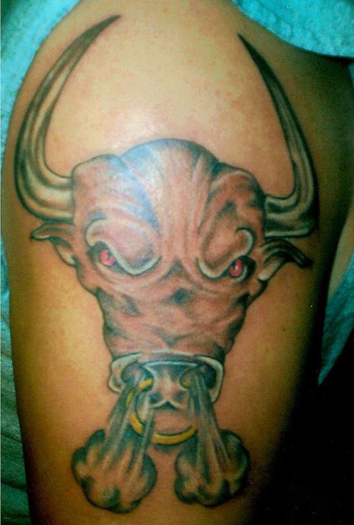 愤怒的公牛个性纹身图案