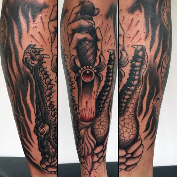 小腿惊人的黑灰鳄鱼与血腥匕首纹身图案