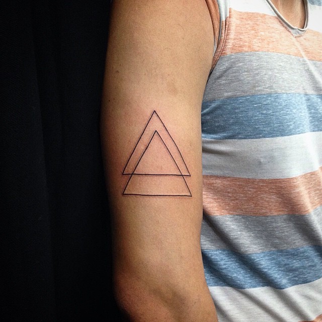 手臂两个相连的黑色线条三角形纹身图案