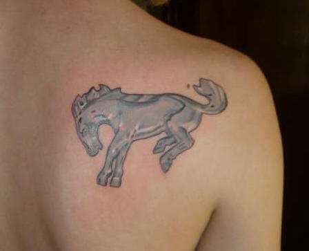 银色的野马标志纹身图案