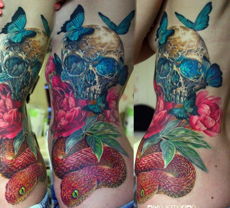 侧肋非常逼真的彩色骷髅与蝴蝶和蛇纹身图案