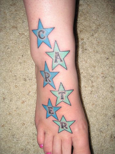 脚背蓝色星星和字母纹身图案
