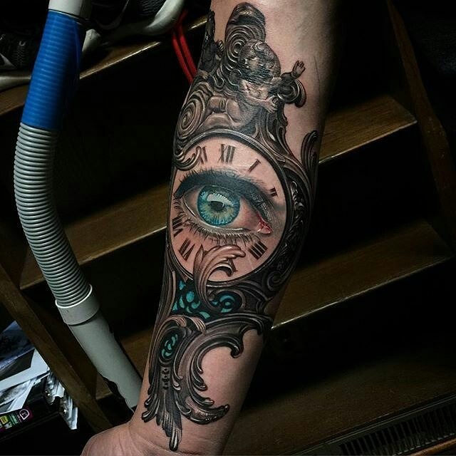 小臂彩色老式时钟与蓝色眼睛纹身图案