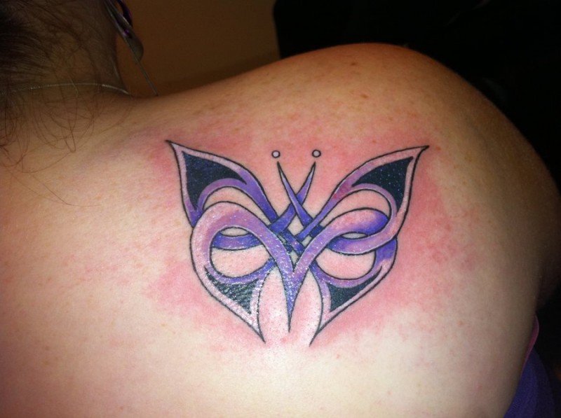 紫色的凯尔特结蝴蝶纹身图案