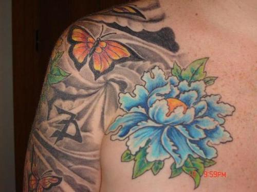 肩部蝴蝶和蓝色花朵纹身图案