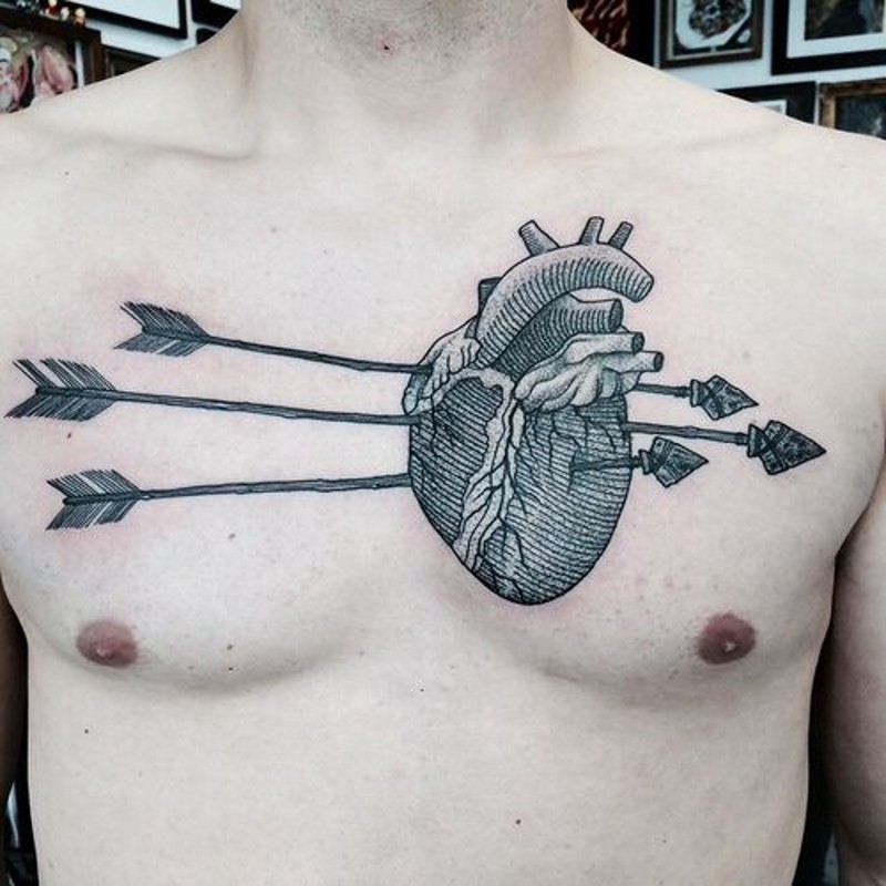 胸部很酷的黑色心脏与箭纹身图案