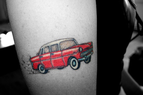 经典的红色和白色汽车纹身图案