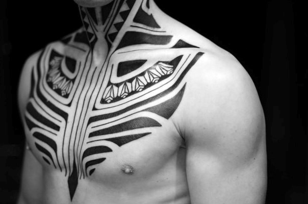 胸部和颈部黑白部落风格图腾纹身图案