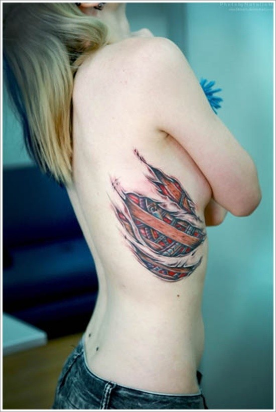 女生侧肋皮肤撕裂彩色机械纹身图案