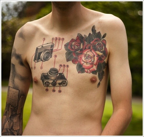胸部两部相机与鲜花纹身图案