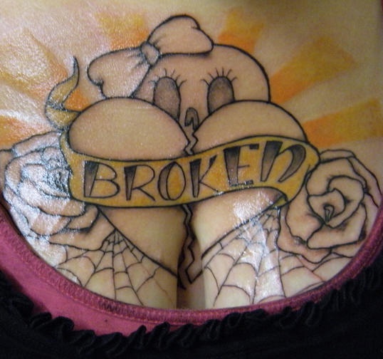 破碎的心与蜘蛛网玫瑰胸部纹身图案