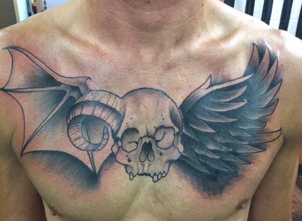 胸部骷髅与号角和各种翅膀纹身图案