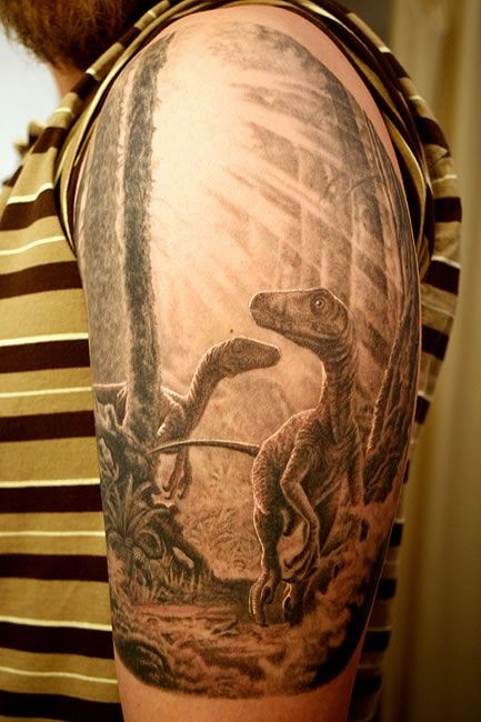 大臂非常逼真的森林和恐龙纹身图案