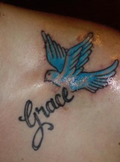 肩部蓝鸽子好字母纹身图案