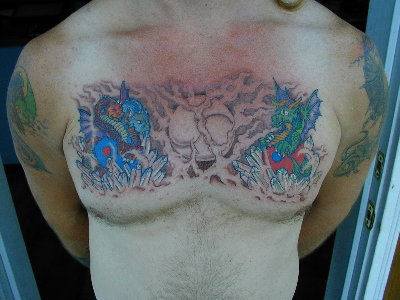 胸部蓝色和绿色的龙与月亮纹身图案