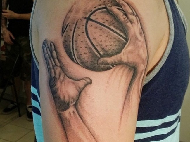 大臂黑灰风格逼真的手与篮球纹身图案