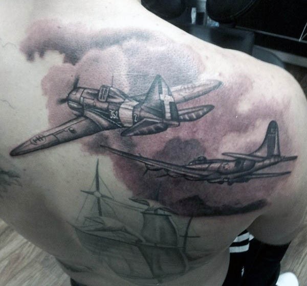 背部黑灰风格难以置信的军用飞机纹身图案