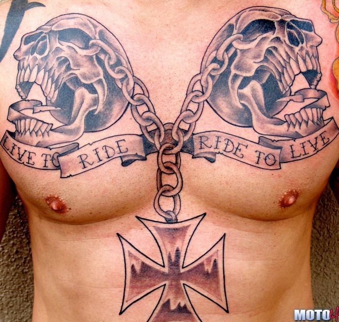 胸部骷髅铁链和十字架纹身图案