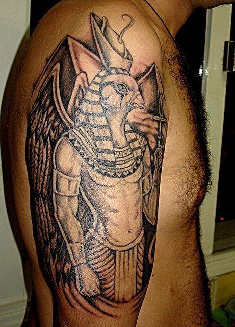 手臂黑色个性的埃及神像纹身图案