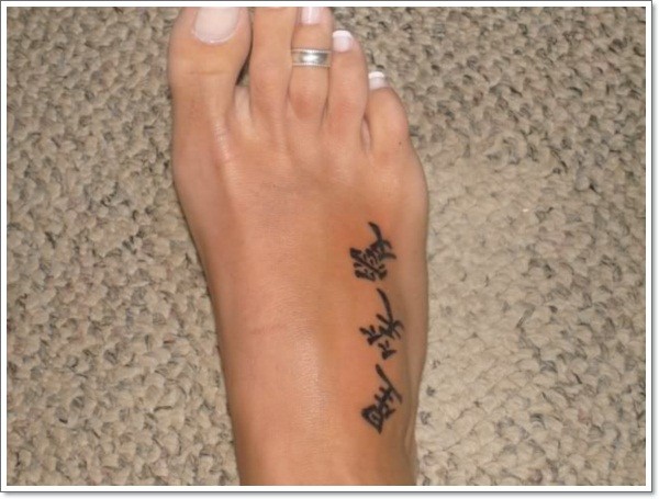 脚背黑色中国象形文字纹身图案
